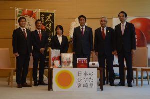 【宮崎県産完熟マンゴー「太陽のタマゴ」を安倍総理に贈呈しました】