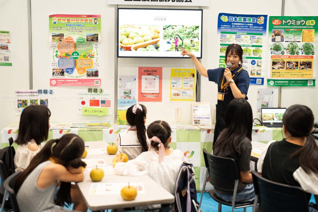 梨のワークショップを行う實川さん。